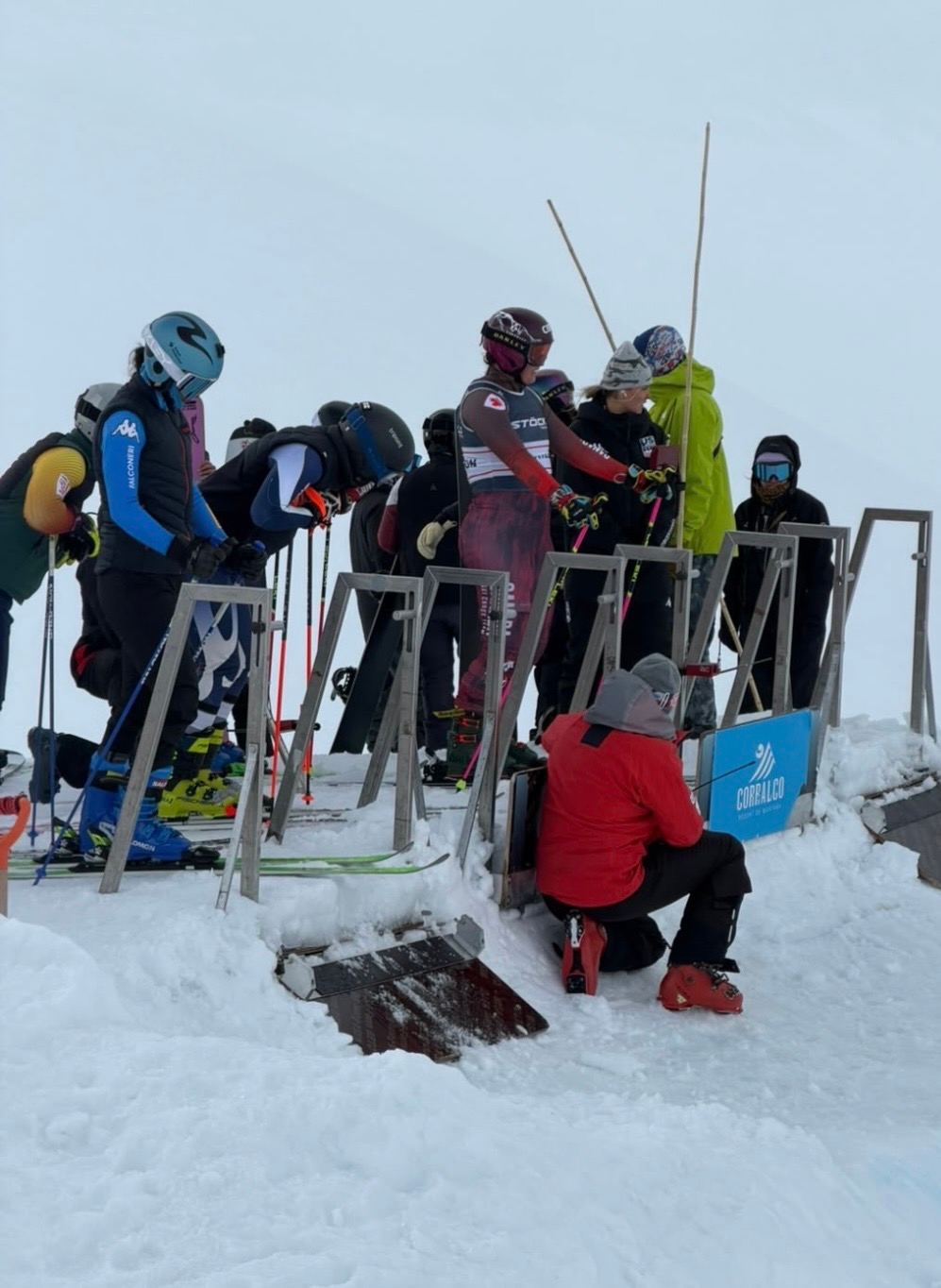 Corredores en las puertas de salida de un circuito de skicross, preparados para la manga.