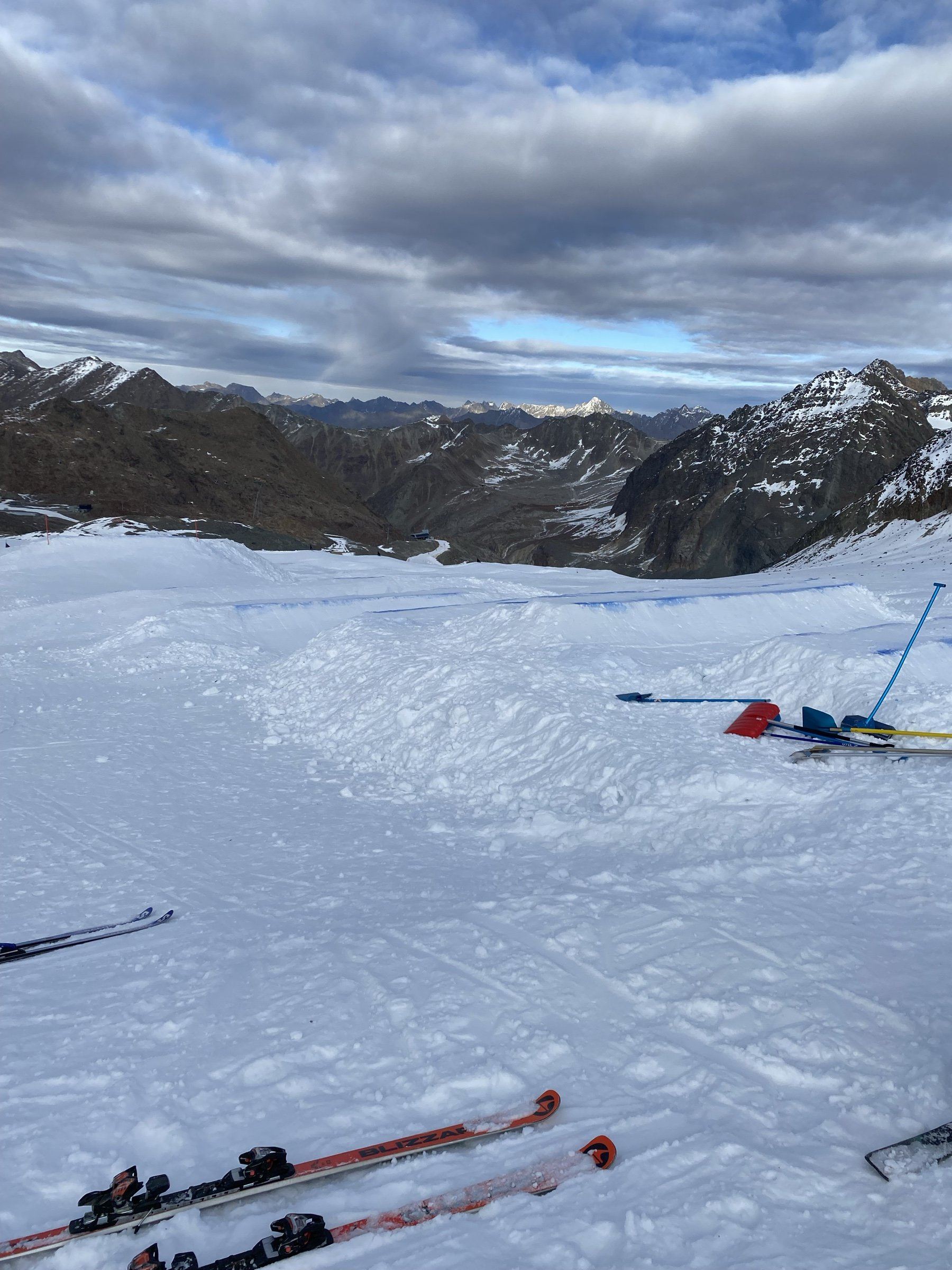 Circuito de skicross en el glaciar de Pitztal, con sus módulos y las montañas bajo un cielo nublado.