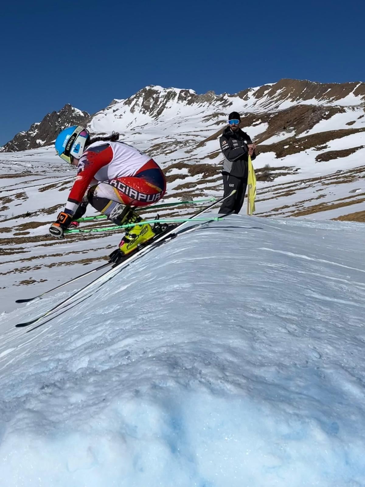 Deportista del equipo en un circuito de skicross.