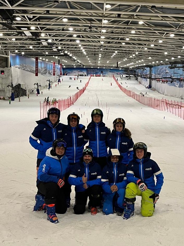 El grupo posa con la ropa del club en una pista cubierta de nieve.
