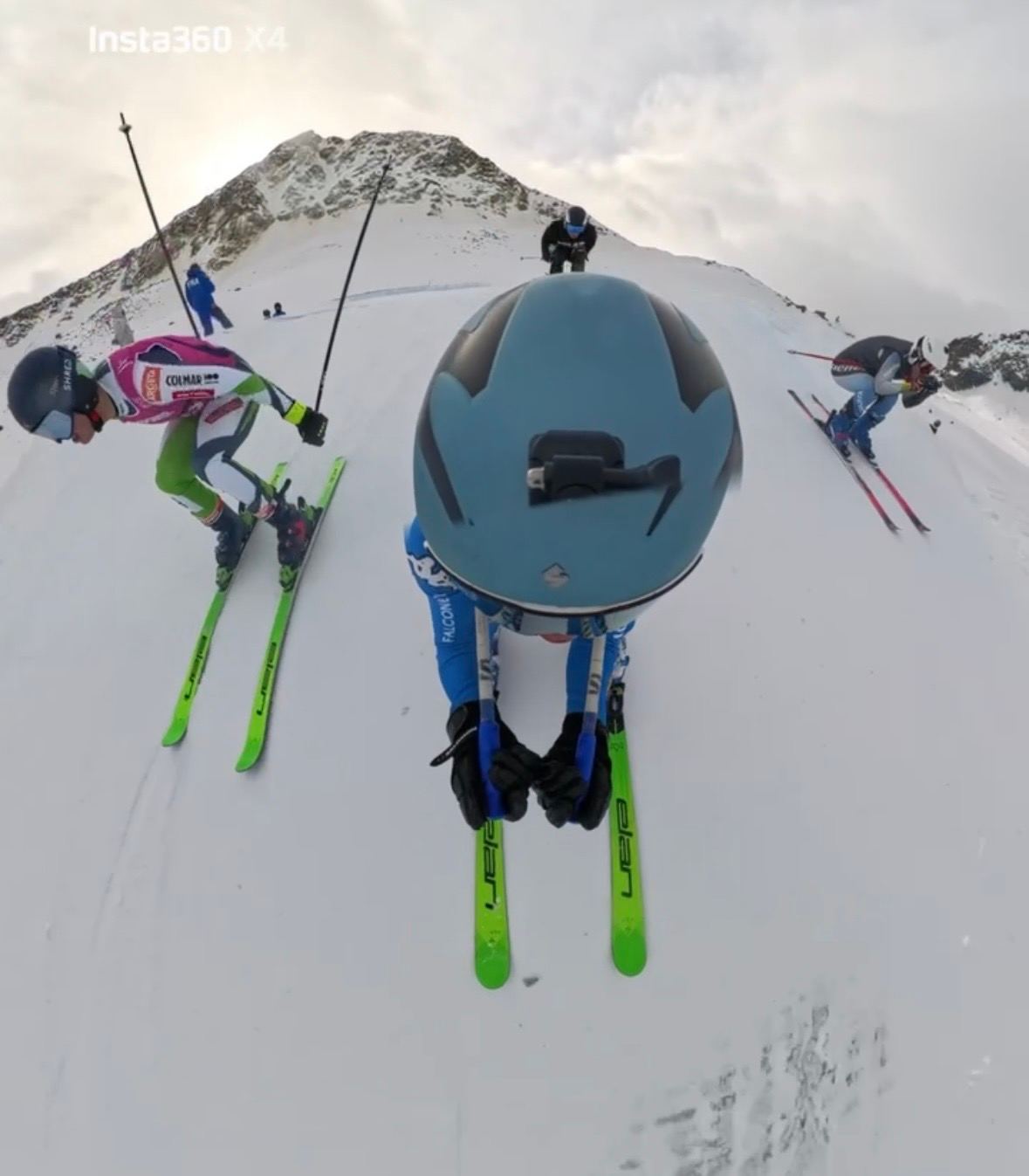 Salida de una manga de skicross vista desde el casco de un corredor, con otros tres a los lados.